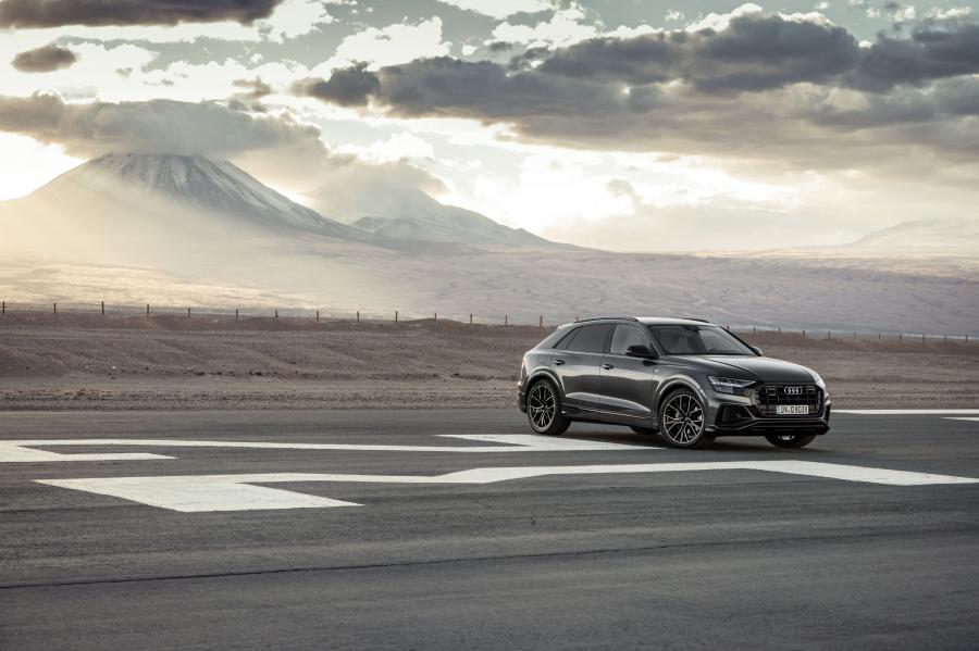  Audi Q8 55 TFSI Quattro S-Line 2018 года  (WW) (фото 16 из 36)